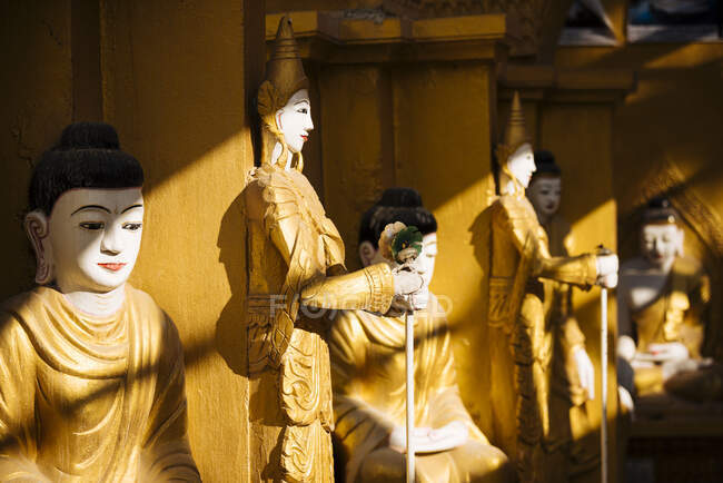Мьянма, Мандалайский край, Амарапура, статуи в буддийском храме — стоковое фото