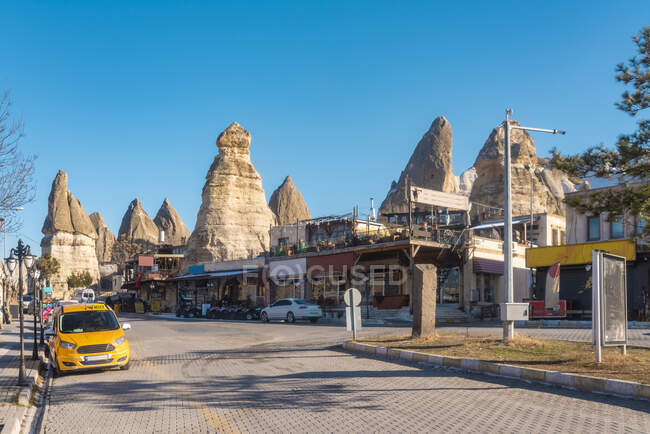 Turquie, Cappadoce, Goreme, Bâtiments avec cheminées de fées en arrière-plan — Photo de stock