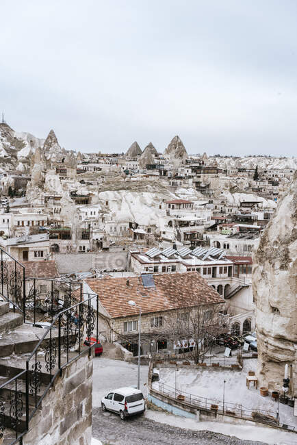 Turquie, Cappadoce, Goreme, Bâtiments et cheminées de fées en hiver — Photo de stock