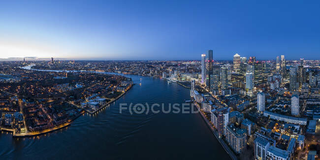Royaume-Uni, Londres, Vue aérienne de Canary Wharf et de la Tamise la nuit — Photo de stock