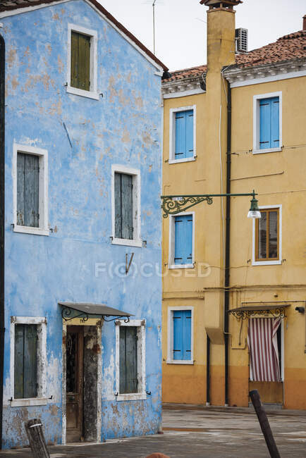 Италия, Венето, Красочные здания в Бурано — стоковое фото