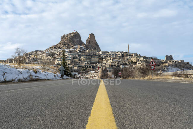 Turkey, Cappadocia, Goreme, Road leading to town and rock formations — Stock Photo