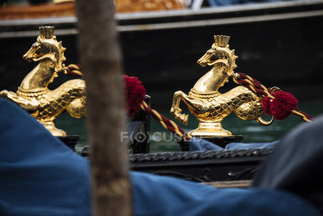 Італія, Венеція, Збільшення золотих прикрас гондоли — стокове фото