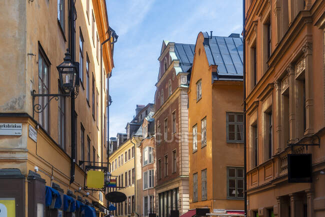 Suécia, Estocolmo, Gamla Stan, beco estreito com casas históricas — Fotografia de Stock
