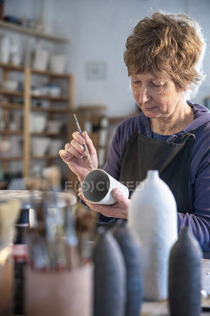 Испания, Балеарские острова, Женская роспись керамики в мастерской — стоковое фото