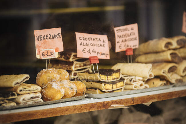 Италия, Венето, Бурано, традиционные итальянские торты на выставке в пекарне — стоковое фото