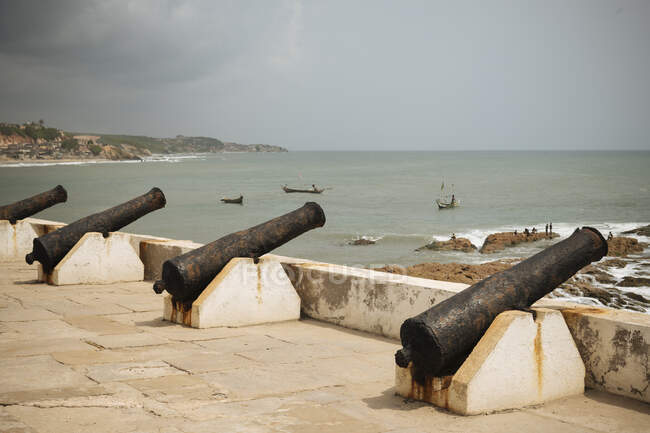Ghana, Kapküste, Kanonen am Cape Coast Castle — Stockfoto