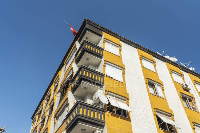 Turchia, Istanbul, Vista a basso angolo dell'edificio residenziale nel distretto di Faith — Foto stock