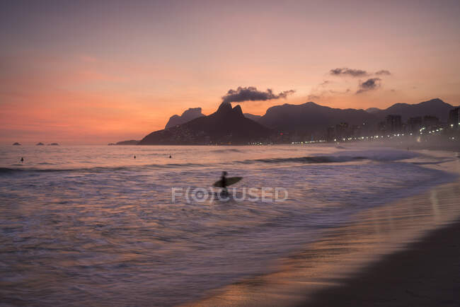 Brazil, Rio de Janeiro, Beach and sea waves at sunset — Stock Photo