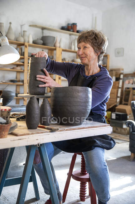 Іспанія, Балеаре, жінка виготовляє кераміку в майстерні. — стокове фото