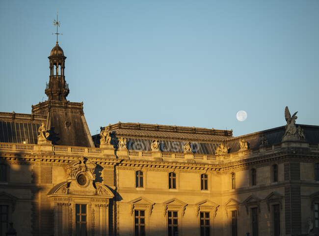 France, Paris, Extérieur du Musée du Louvre à l'aube — Photo de stock