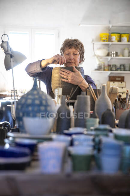 Espagne, Baléares, Femme fabriquant des céramiques en atelier — Photo de stock