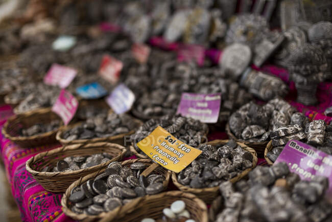 Bolívia, Paz, Amuletos em barraca em Hercardo de Hechiceria (Mercado das Bruxas) — Fotografia de Stock
