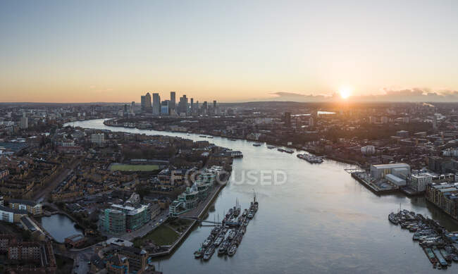 Reino Unido, Londres, Vista aérea del río Támesis al amanecer - foto de stock