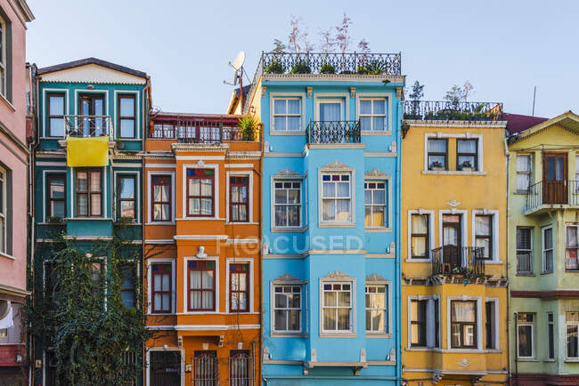 Turquie, Istanbul, Maisons colorées dans le quartier de Balat — Photo de stock
