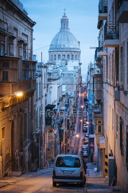 Malta, Valletta, Altstadt enge Gasse mit Basilika-Kuppel im Hintergrund — Stockfoto