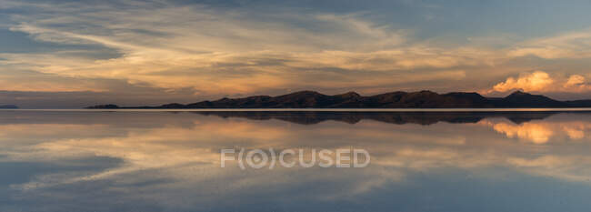 Bolivien, Salar de Uyuni Salzebene bei Sonnenaufgang — Stockfoto