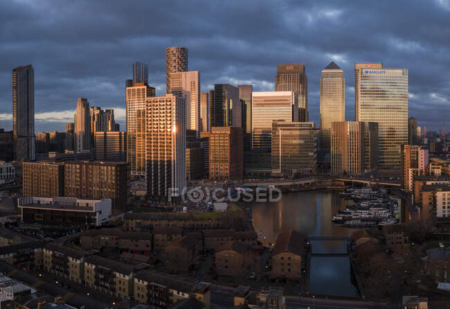 Reino Unido, Londres, Vista aérea de Canary Wharf al amanecer - foto de stock