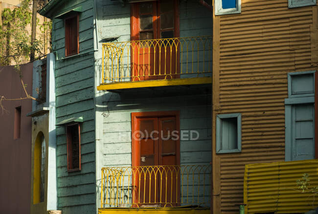 Argentina, Buenos Aires, Fachadas coloridas de casas antiguas - foto de stock