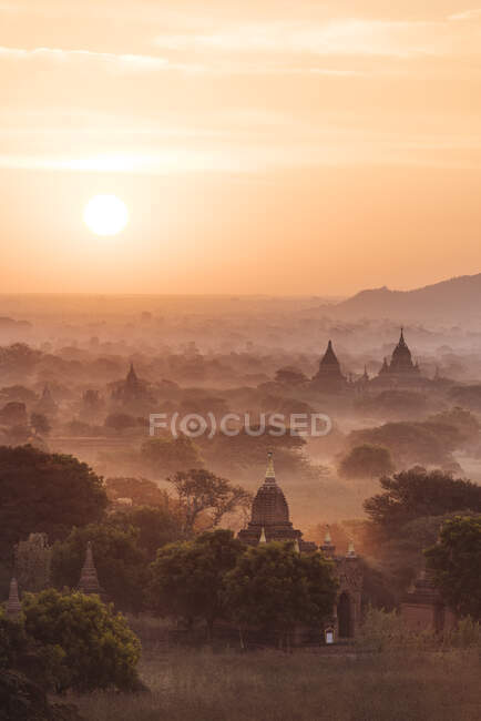 Myanmar, Bagan, vista dos templos na névoa da manhã — Fotografia de Stock