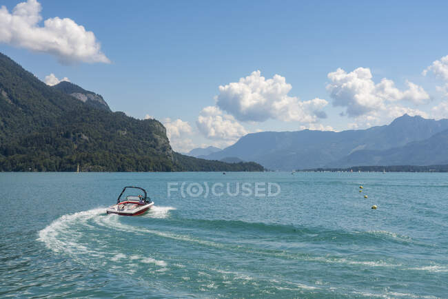 Австрия, Санкт-Гильген, моторная лодка на Волфганзее — стоковое фото
