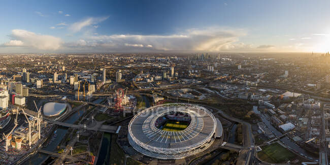 Великобритания, Лондон, Вид с воздуха Олимпийский стадион на закате — стоковое фото