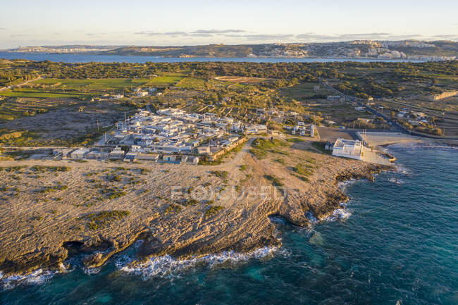 Malta, Mellieha, Vista aérea de la costa marítima - foto de stock