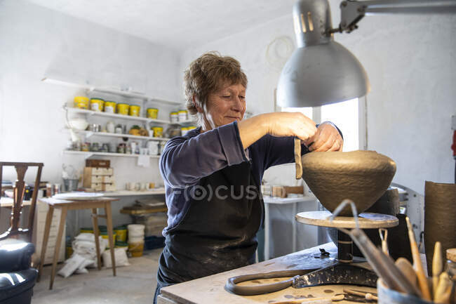Испания, Балеарские острова, женщина, делающая керамику в мастерской — стоковое фото
