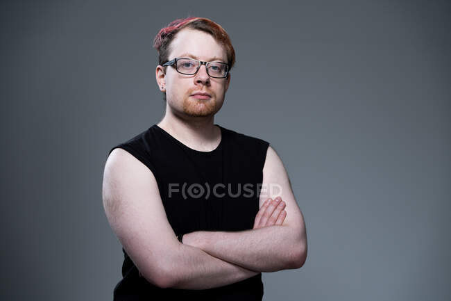 Estúdio retrato de homem vestindo óculos e top sem mangas em branco — Fotografia de Stock