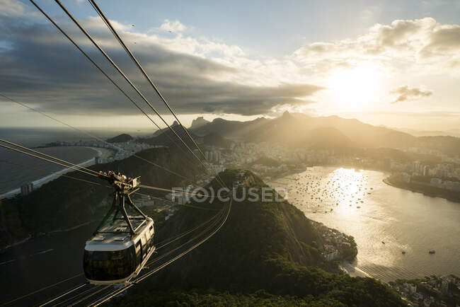 Бразилия, Рио-де-Жанейро, Канатная дорога на Сахарной горе на закате — стоковое фото