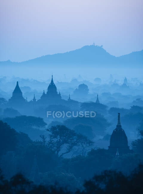 Мьянма, Баган, вид на храмы в утреннем тумане — стоковое фото