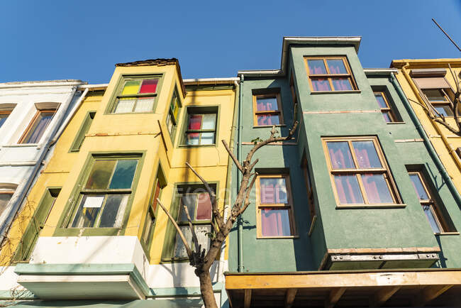 Turquia, Istambul, Vista de baixo ângulo de casas no distrito de Balat — Fotografia de Stock