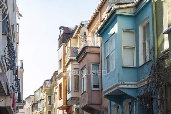 Turquia, Istambul, janelas da baía de casas coloridas no distrito de Balat — Fotografia de Stock