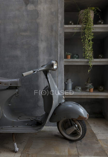 Thailand, Ko Samui, Oldtimer-Motorroller in Hotellobby — Stockfoto