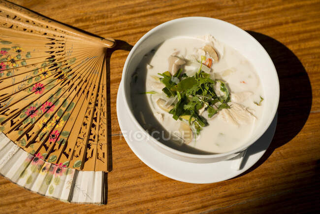 Лаос, Луанг-Банг, вид сверху на суп и веер на столе — стоковое фото