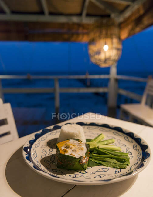 Cambogia, Kep, Pesce amok in tavola al Circolo Vela al tramonto — Foto stock