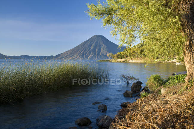 Гуатемала, Западное нагорье, озеро Атитлан на фоне вулкана Сан-Педро — стоковое фото