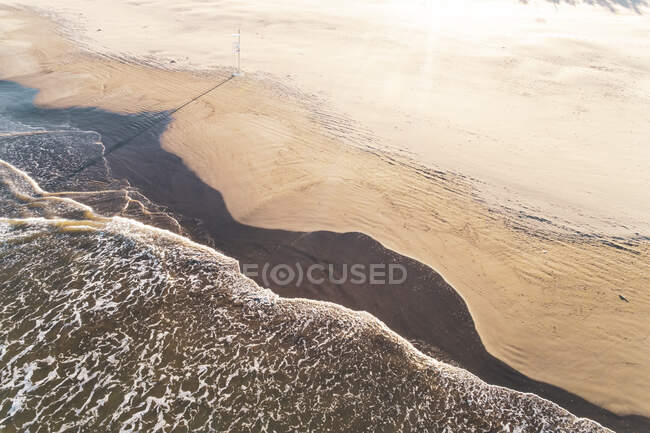 Spagna, Valencia, Veduta aerea delle onde marine sulla spiaggia — Foto stock