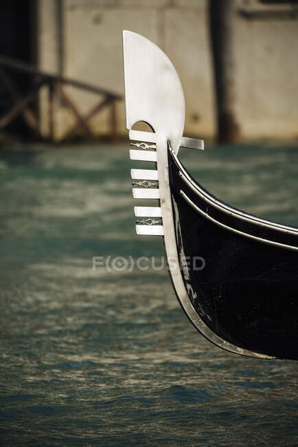 Italie, Venise, Gros plan de la gondole sur le canal — Photo de stock