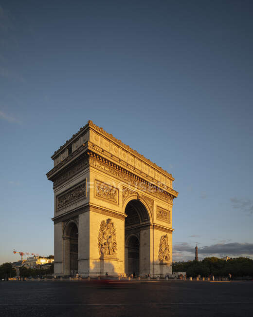 França, Paris, Arco do Triunfo ao pôr do sol — Fotografia de Stock