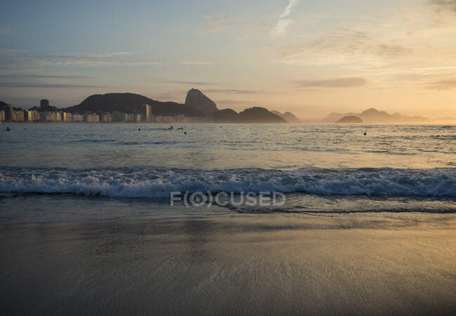 Brasile, Rio de Janeiro, spiaggia di Copacabana all'alba — Foto stock