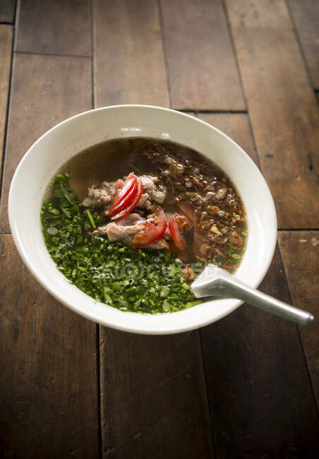 Лаос, Ванг Виенг, традиционный суп на столе в ресторане — стоковое фото
