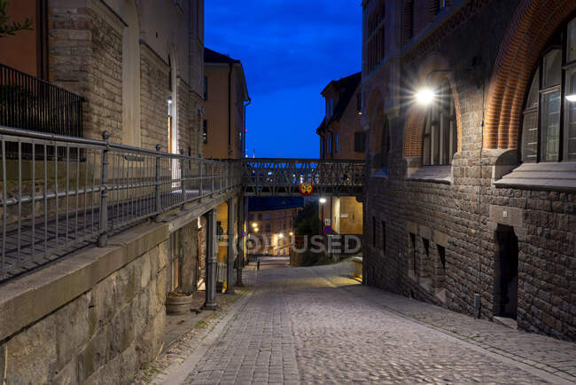 Suecia, Estocolmo, Old alley por la noche en Sodermalm Island - foto de stock
