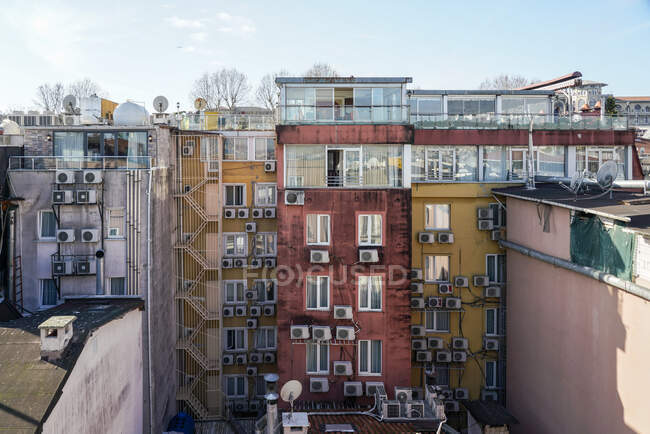 Turquía, Estambul, Edificios residenciales enFaithdistrict - foto de stock