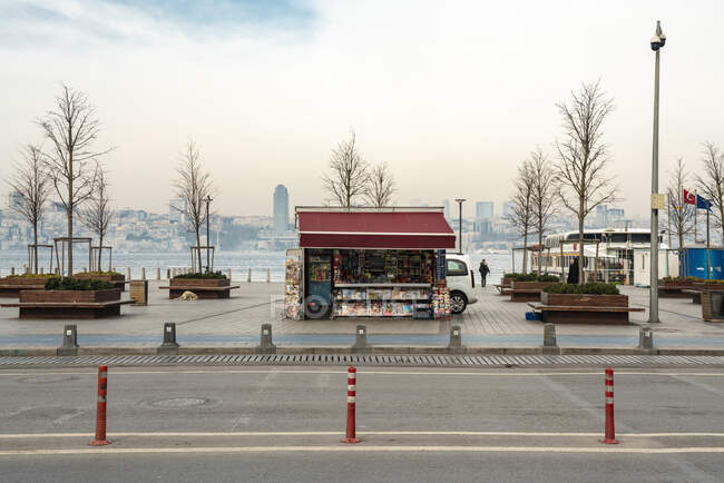 Turkey, Istanbul, Street and kiosk near ferry station in Uskudar — Stock Photo