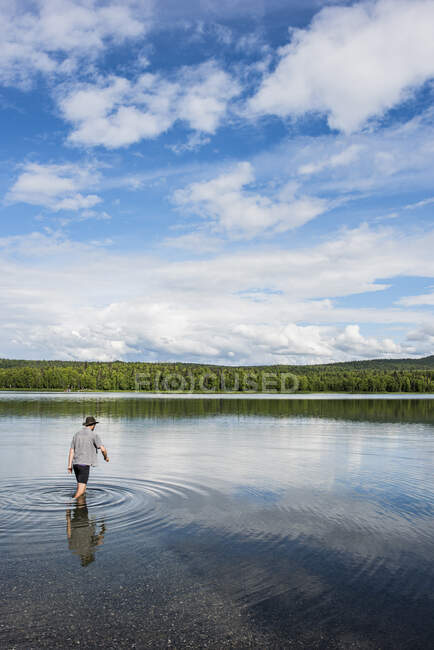 EUA, Alasca, Vista traseira do homem que vagueia na água no KenaiFjords National Park — Fotografia de Stock