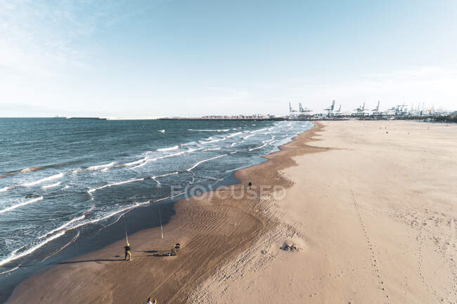 Espanha, Valência, Vista aérea de praia e mar com guindastes portuários à distância — Fotografia de Stock