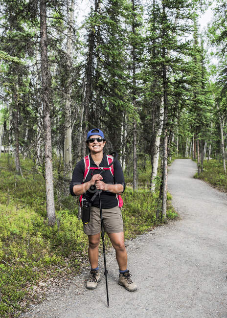Estados Unidos, Alaska, Retrato de una senderista sonriente en el Parque Nacional Denali - foto de stock