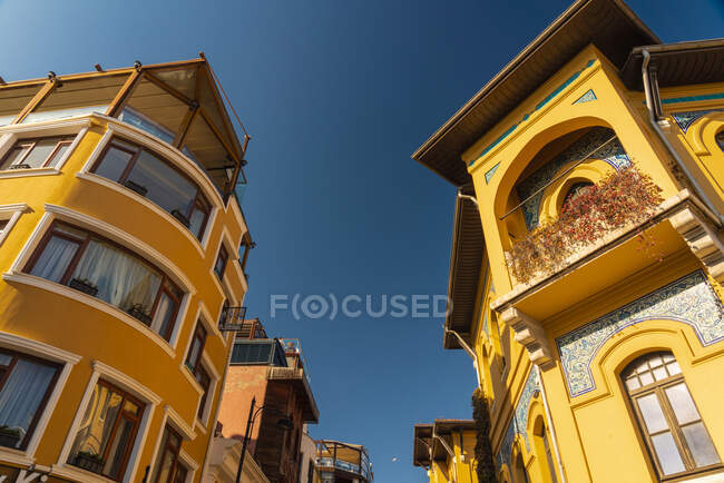 Турция, Стамбул, Низкоугольный вид на жилые дома в районе Файт — стоковое фото