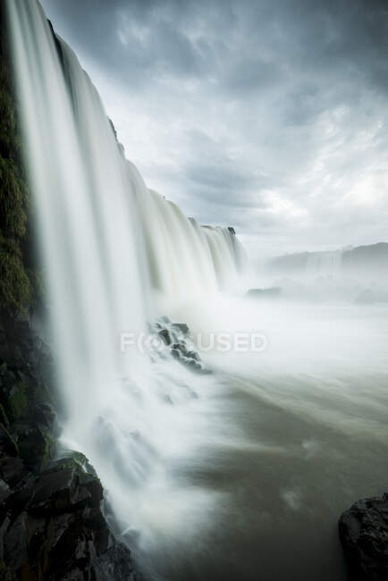 Бразилия, Гарганта-ду-Диабо на водопаде Игуасу в национальном парке Игуаку — стоковое фото